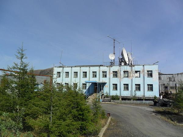 Продается здание с гаражом в п. Депутатский 
